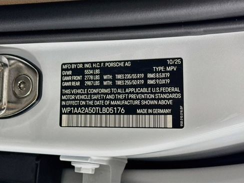 Certified 2026 Porsche Macan AWD/4WD image 32