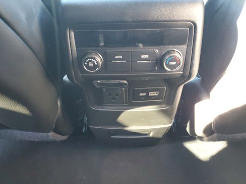 Used 2023 GMC Acadia SLT image 12