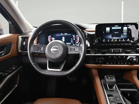 Certified 2024 Nissan Pathfinder Platinum FWD image 12