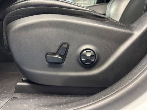 Used 2019 Jeep Cherokee Latitude Plus w/ Travel & Safety Group image 25