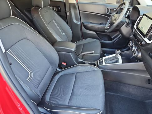 Used 2022 Hyundai Venue Limited FWD image 18