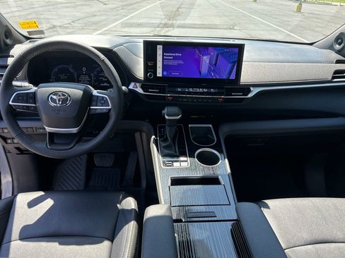Used 2025 Toyota Sienna XLE Woodland Edition AWD/4WD image 20