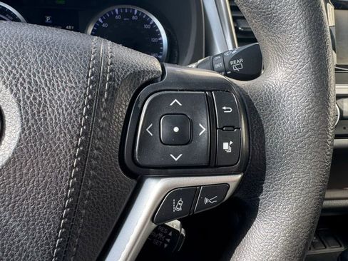 Certified 2019 Toyota Highlander LE AWD/4WD image 28