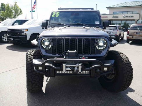 Used 2025 Jeep Wrangler Unlimited Rubicon AWD/4WD image 3