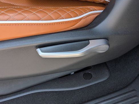 Used 2024 Chrysler Pacifica Pinnacle FWD image 16