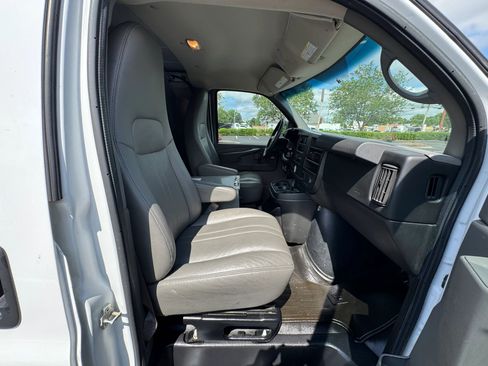 Used 2015 Chevrolet Express 3500 Extended image 15