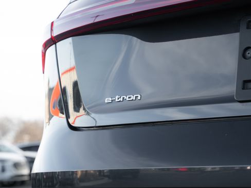 Used 2019 Audi e-tron Prestige w/ Prestige Package image 31