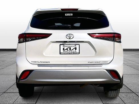 Used 2021 Toyota Highlander Platinum image 4