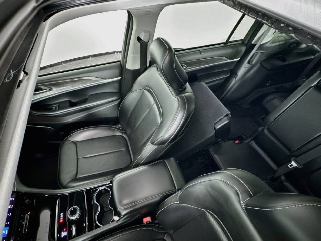 Used 2023 Jeep Grand Cherokee L Limited w/ Luxury Tech Group II AWD/4WD image 27