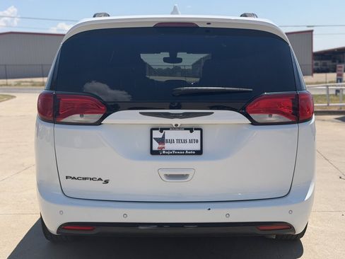 Used 2018 Chrysler Pacifica Touring-L Plus FWD image 7