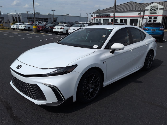 Used 2025 Toyota Camry SE FWD image 3