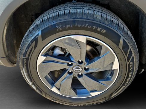 Used 2024 Nissan Rogue SV image 34