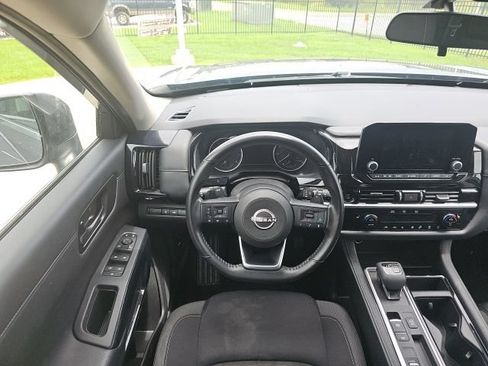Used 2025 Nissan Pathfinder SV FWD image 25