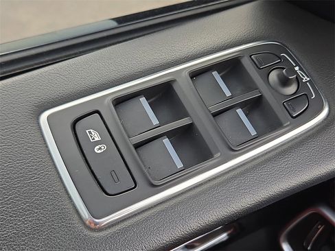 Used 2017 Jaguar F-PACE R-Sport image 26