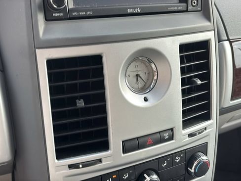 Used 2009 Chrysler Town & Country Touring FWD image 23