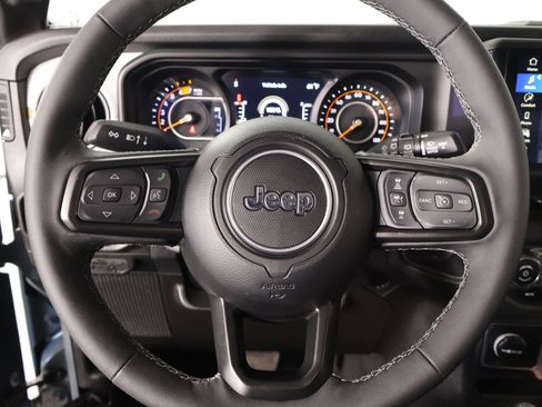 Used 2025 Jeep Wrangler Sport AWD/4WD image 3