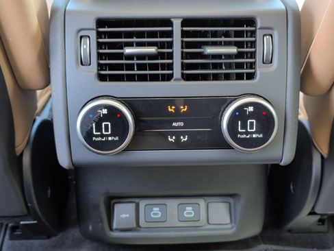 Used 2025 Land Rover Discovery Metropolitan Edition AWD/4WD image 26