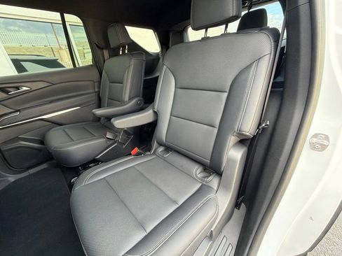 Used 2025 Chevrolet Traverse LT FWD image 36