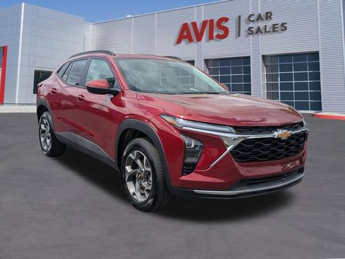 Used 2025 Chevrolet Trax LT w/ LT Convenience Package FWD image 9