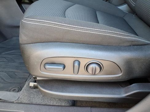 Used 2024 GMC Terrain SLE w/ Driver Convenience Package image 6