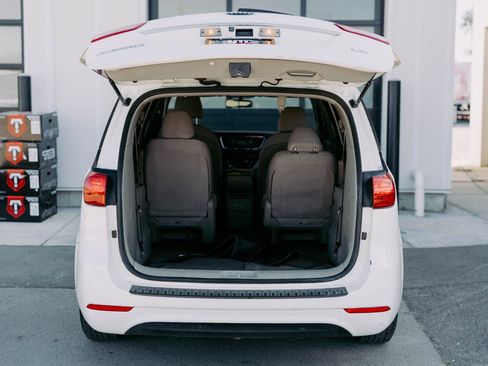 Used 2017 Kia Sedona LX image 10