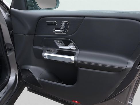New 2026 Mercedes-Benz GLB 250 4MATIC image 12