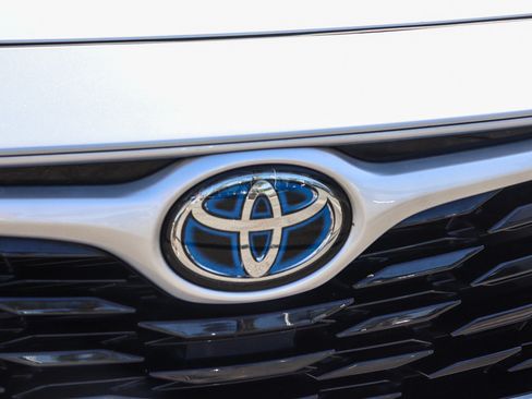 Used 2023 Toyota Highlander XLE AWD/4WD image 4