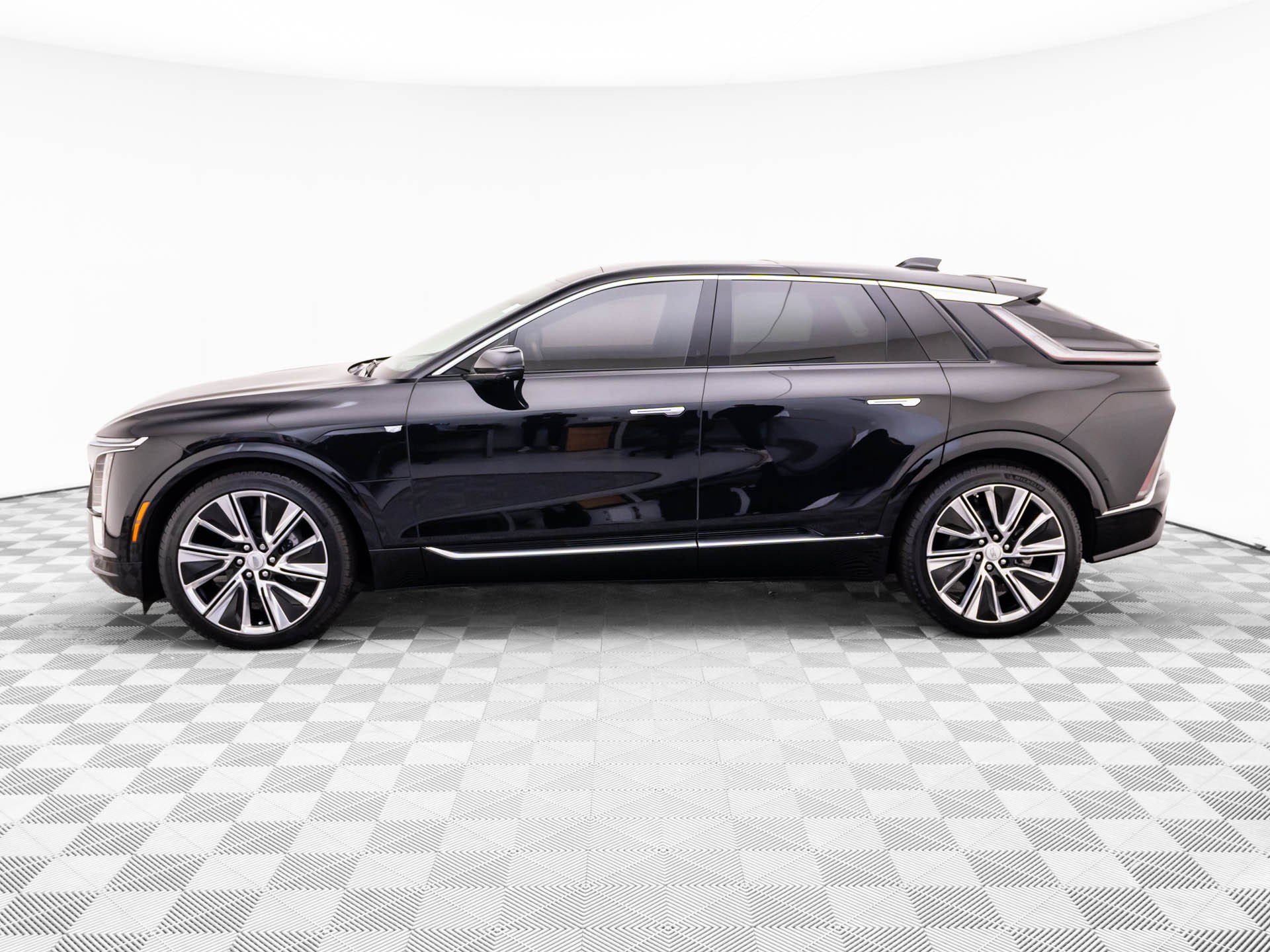 Used 2025 Cadillac Lyriq Luxury w/ Nappa Leather Package AWD/4WD image 2