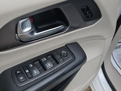 Used 2023 Chrysler Pacifica Touring-L FWD image 23