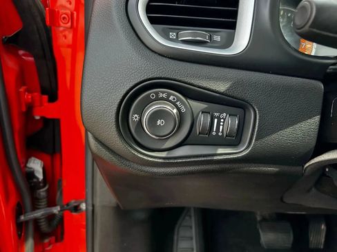 Used 2021 Jeep Renegade Latitude AWD/4WD image 14