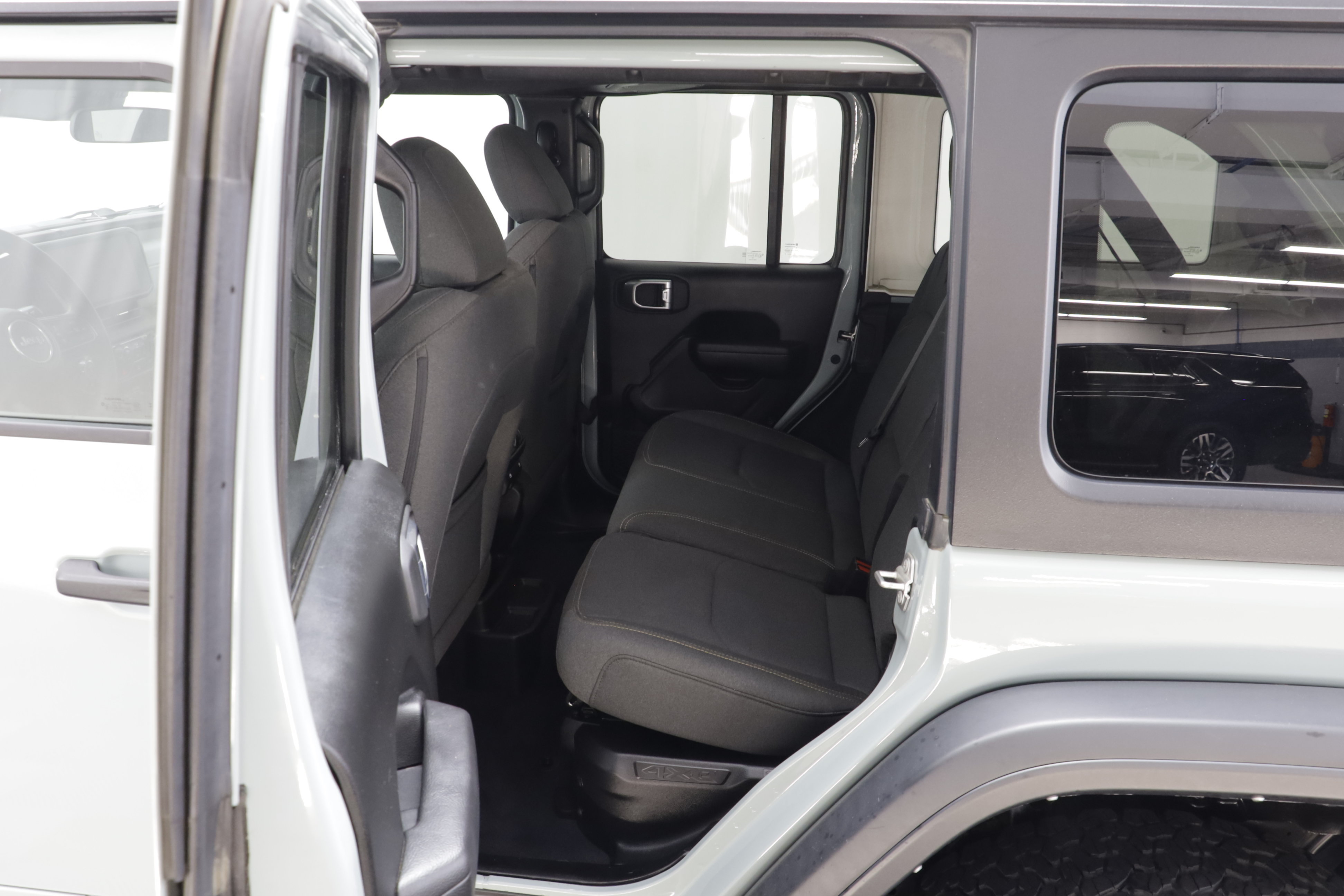 Used 2024 Jeep Wrangler Unlimited AWD/4WD image 15