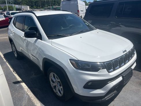 Used 2024 Jeep Compass Latitude image 6