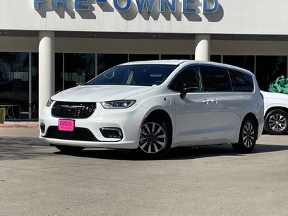 Used 2024 Chrysler Pacifica Select