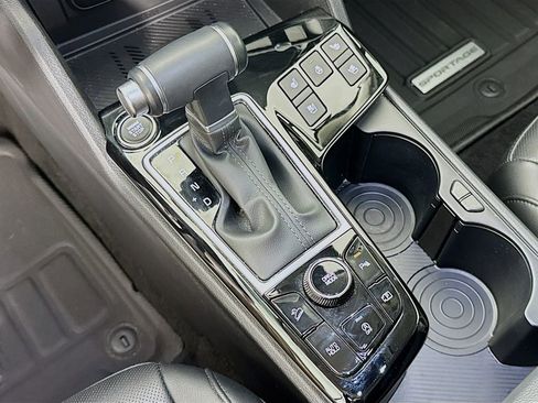 Used 2025 Kia Sportage SX image 17