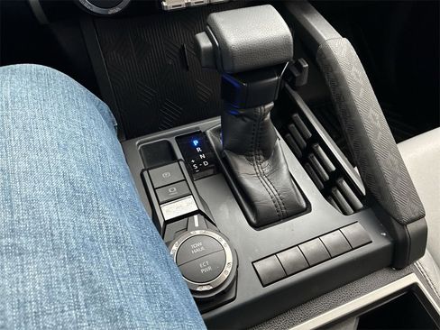 Used 2025 Toyota Tacoma SR image 18