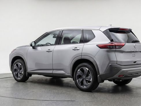 Used 2025 Nissan Rogue SV image 6