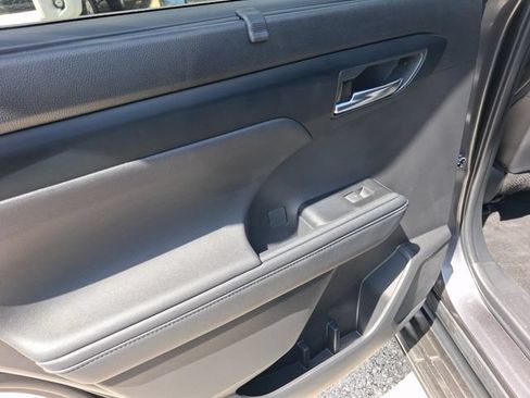 Used 2024 Toyota Highlander XLE FWD image 9