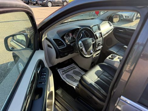 Used 2016 Chrysler Town & Country Touring w/ Driver Convenience Group FWD image 11