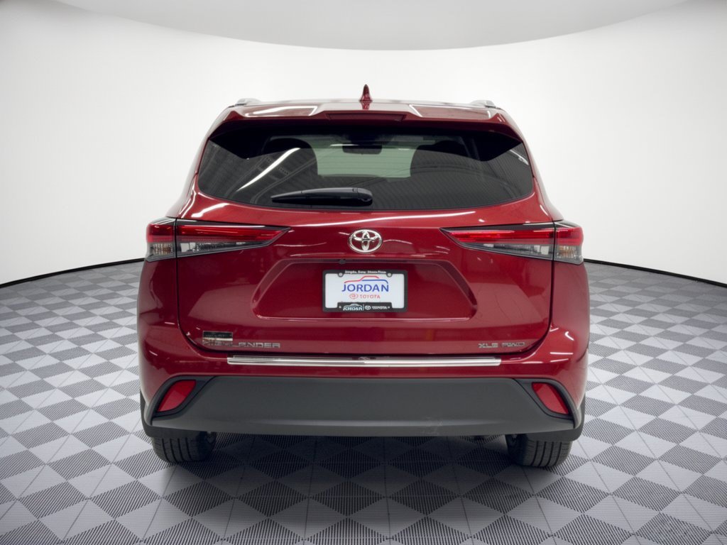 Used 2023 Toyota Highlander XLE AWD/4WD image 11