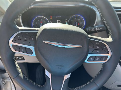 Used 2023 Chrysler Pacifica Touring-L FWD image 18