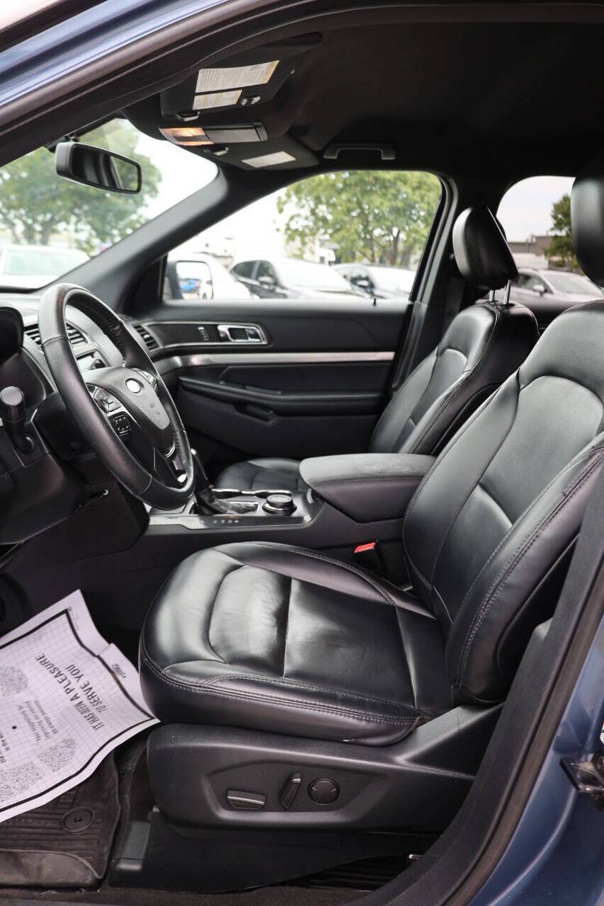Used 2019 Ford Explorer XLT w/ Equipment Group 202A AWD/4WD image 13