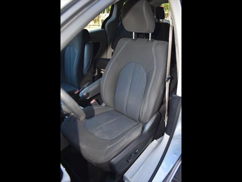 Used 2021 Chrysler Voyager LX FWD image 15
