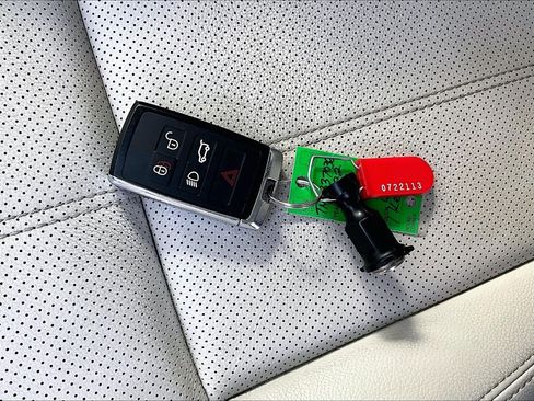 Used 2022 Land Rover Range Rover Velar R-Dynamic S image 11