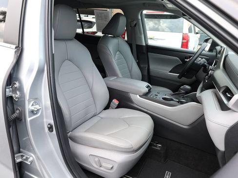 Used 2023 Toyota Highlander XLE FWD image 21