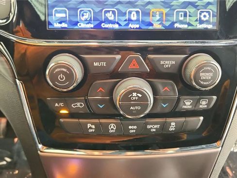 Used 2019 Jeep Grand Cherokee Laredo AWD/4WD image 25