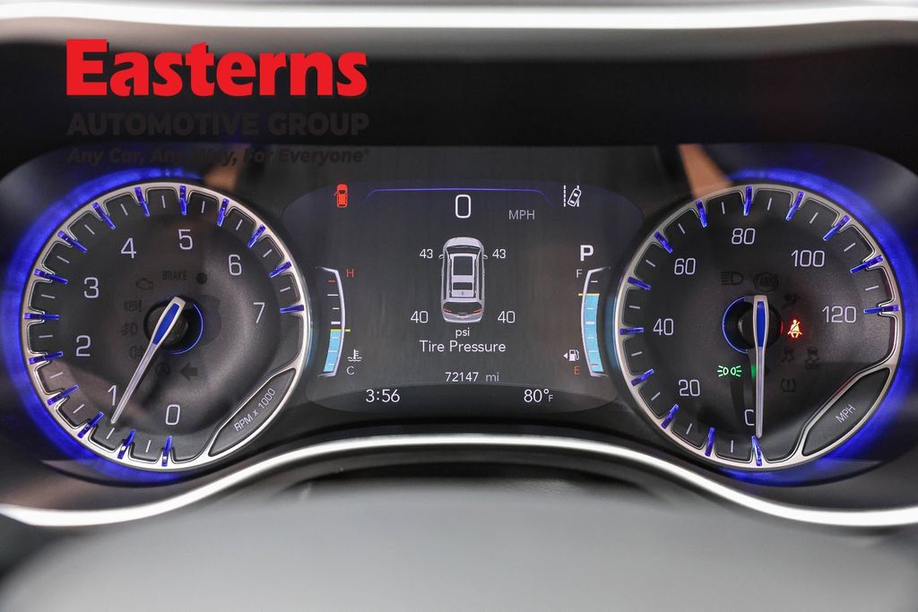 Used 2023 Chrysler Pacifica Touring-L FWD image 18