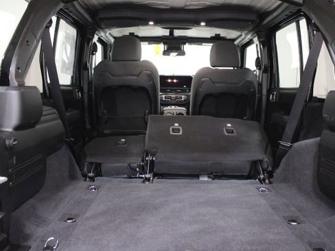 Used 2025 Jeep Wrangler Unlimited Rubicon image 14