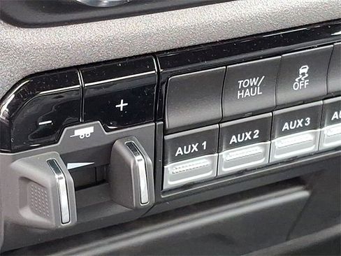 Used 2024 RAM 2500 Tradesman w/ Chrome Appearance Group image 17