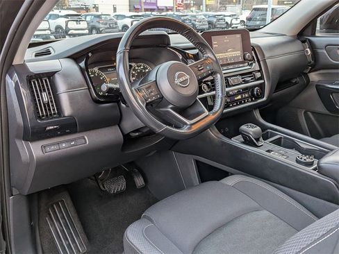 Used 2024 Nissan Pathfinder SV w/ SV Premium Package image 10