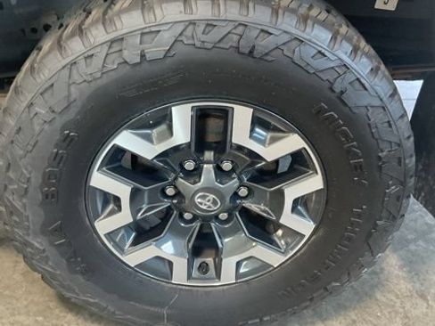 Used 2022 Toyota Tacoma TRD Off-Road w/ Technology Package AWD/4WD image 23